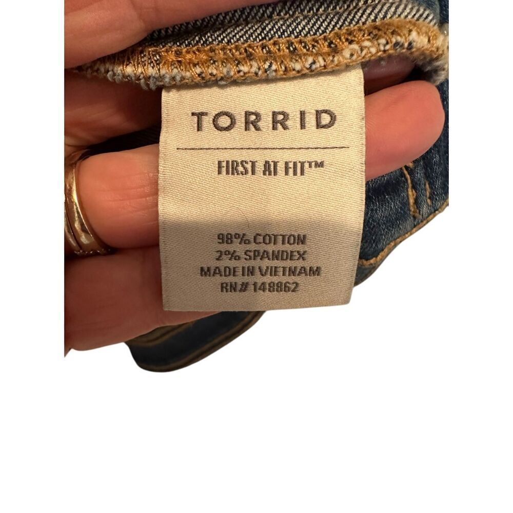 Torrid Denim Classic Stretch Jean Jacket Medium Wash Blue Size 2 - Picture 3 of 5